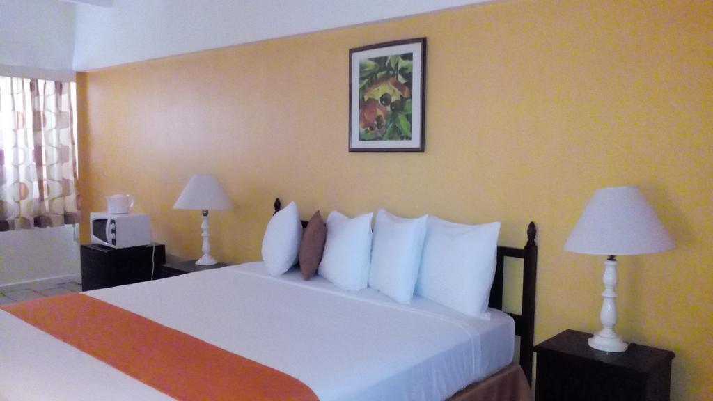 Pineapple Court Hotel オーチョ・リオス エクステリア 写真